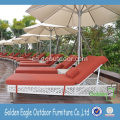 Cadira de platja de vímet amb mobles de jardí